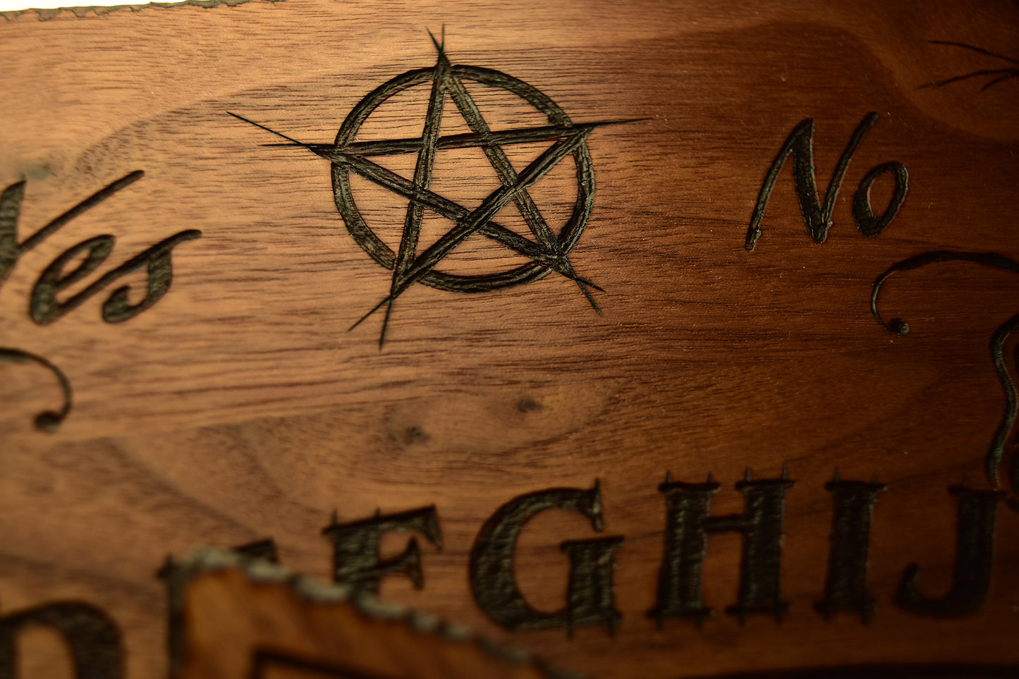 Planche Ouija élégante en bois Beatus Lignum - Brûlée à la main