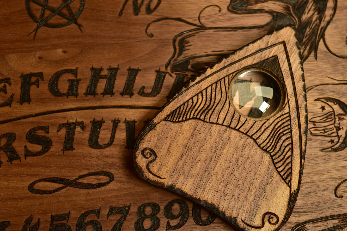 Planche Ouija élégante en bois Beatus Lignum - Brûlée à la main