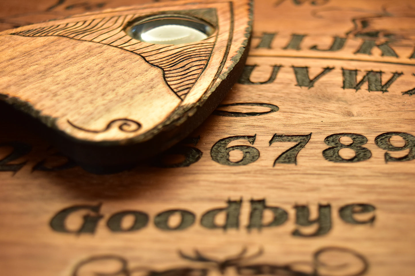 Planche Ouija élégante en bois Beatus Lignum - Brûlée à la main