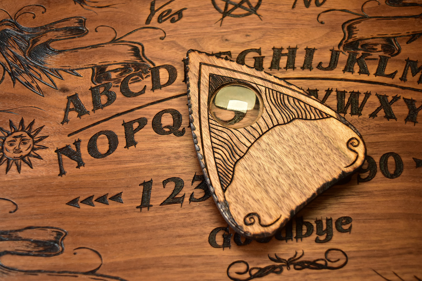 Planche Ouija élégante en bois Beatus Lignum - Brûlée à la main